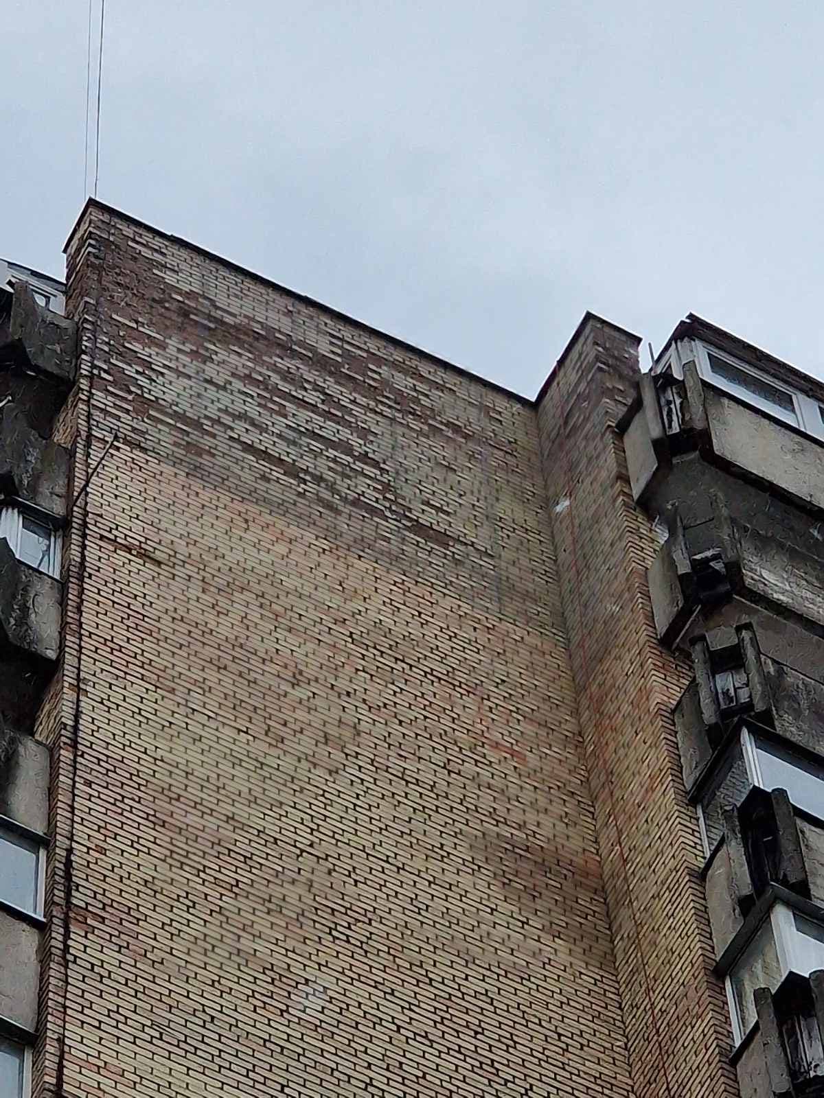 Apsauginių tinklų kabinimas ant pastato